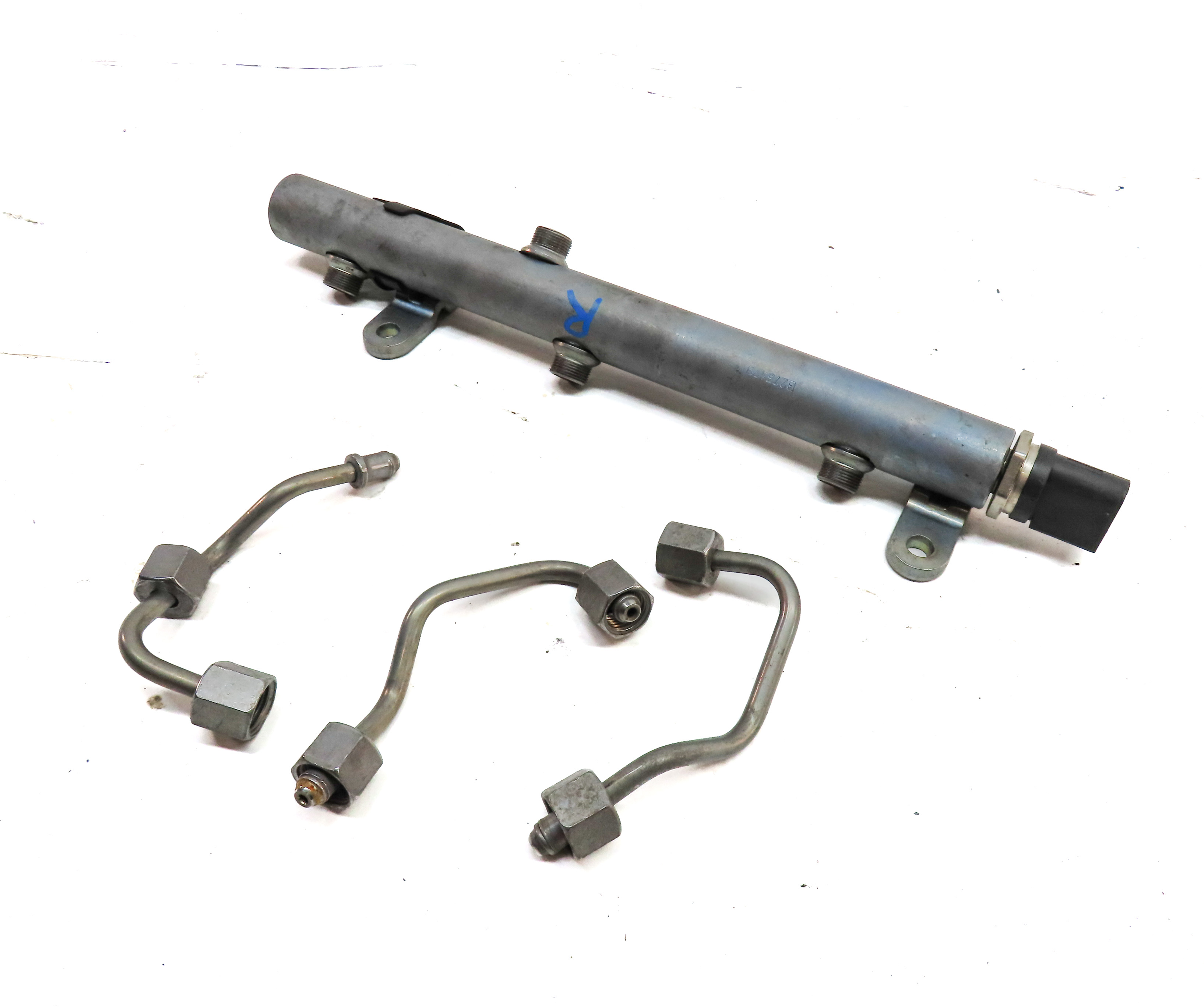 12 Mercedes ML350 (W166) 3.0T Diesel OM642 RIGHT ENGINE FUEL RAIL w/ LINES — exact item pictured